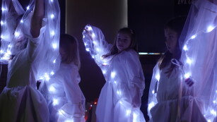 Taniec dzieci w strojach ze światełkami na Jasełkach