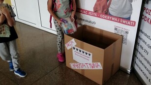Akcja charytatywna dziewczynka pozuje przy darach