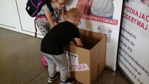 Akcja charytatywna dzieci wrzucają dary
