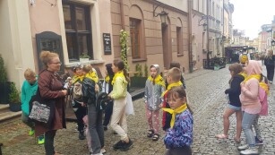 Uczniowie w uliczce Starego Miasta