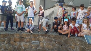 Uczniowie 2a oglądają stare mury