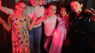 Grupa dzieci na tle dekoracji karnawałowej