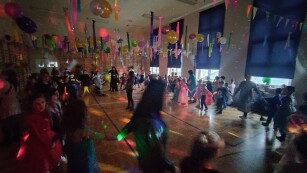 Dzieci tańczą na sali gimnastycznej