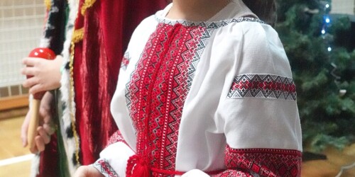 Dziewczynka ukraińska uczestniczy w przedstawieniu