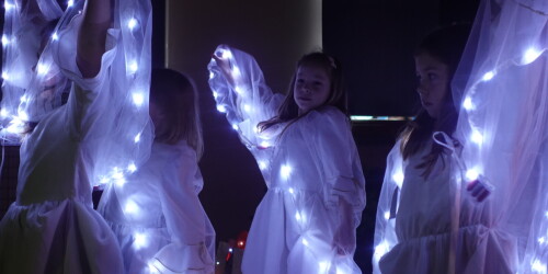 Taniec dzieci w strojach ze światełkami na Jasełkach