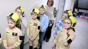 Dzieci na otwarciu w strojach strażaka