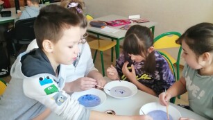 Dzieci malują w mleku farbami