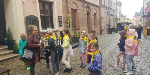 Uczniowie w uliczce Starego Miasta