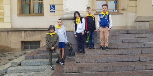 Uczniowie na schodach przed Zamkiem Lubelskim