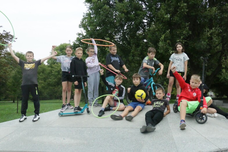 Zbiorowe zdjęcie uczniów w parku