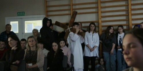 Uczniowie niosą krzyż