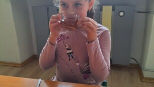 Dziewczynka pije herbatę