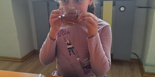 Dziewczynka pije herbatę