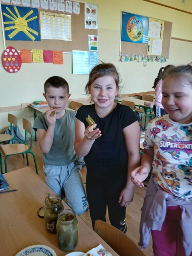 Dzieci smakują ogórki