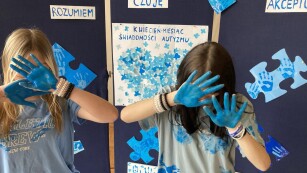Uczennice pokazują niebieskie dłonie