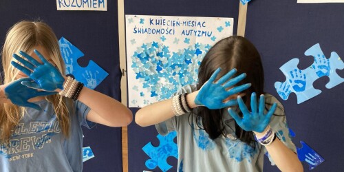 Uczennice pokazują niebieskie dłonie